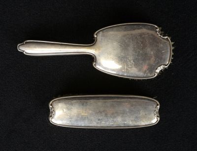 deux cuillères en argent posées sur une surface noire