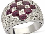 gros plan d'une bague en diamant et rubis sur fond blanc