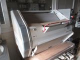 une machine posée sur une table