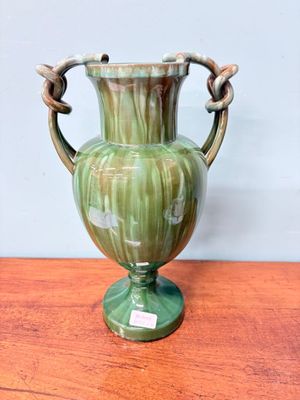 VALLAURIS vase à anses en faïence à glaçure verte H : 38 cm