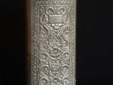 une flasque ancienne en argent sur fond noir, avec un fond noir