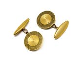 deux paires de boutons de manchette en or sur fond blanc