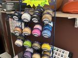 une étagère sur laquelle sont disposés des bocaux de différentes couleurs et tailles