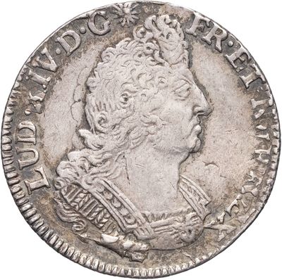une vieille pièce d'argent ornée d'une couronne
