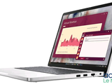un ordinateur portable ouvert sur une surface blanche
