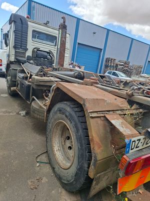 un gros camion garé sur un parking