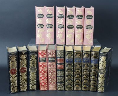plusieurs livres sont alignés sur une table