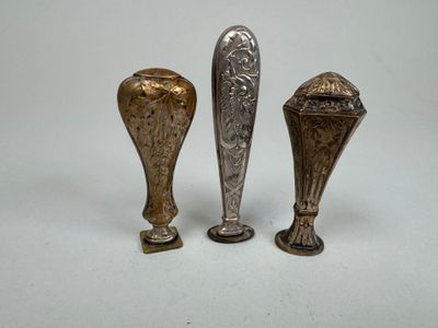 Trois sceaux à cacheter en métal argenté à décor de rinceaux… - Photo 1