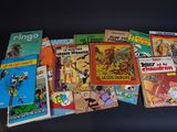 un grand nombre de bandes dessinées sur la table