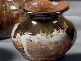 trois vases posés l'un à côté de l'autre sur une table