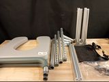 un grand nombre d'objets différents sur une table