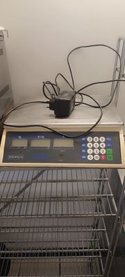 une machine posée sur un comptoir