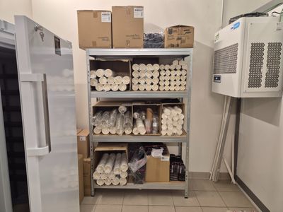 de nombreux rouleaux de papier toilette sur les étagères de la pièce