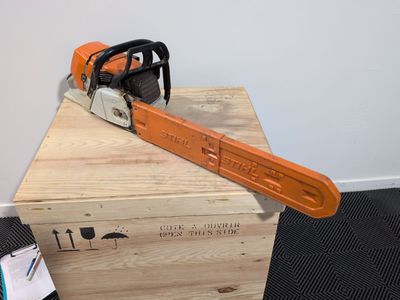 a chainsaw that is sitting on top of a wooden box