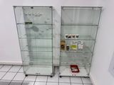 deux étagères en verre contenant divers objets sur le sol