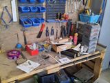 un établi avec de nombreux outils dans un garage