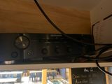 une photo d'une chaîne hi-fi posée sur une étagère dans une pièce