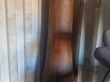 un grand objet en bois dans un coin d'une pièce