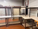 de nombreux bureaux vides dans une pièce où se trouvent de nombreuses étagères