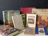 plusieurs livres sont posés sur une table les uns à côté des autres