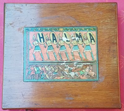 une boîte en bois ornée d'une peinture sur un fond rose