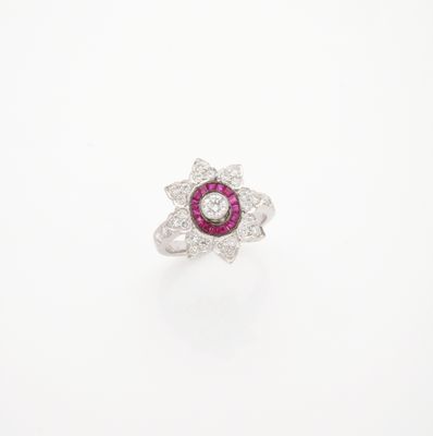 BAGUE "FLEUR" En or gris, sertie clos d'un diamant rond soul…