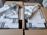 deux paquets de papier toilette contenant une paire de ciseaux