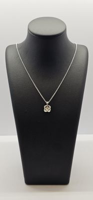 gros plan d'un collier sur un mannequin sur fond blanc
