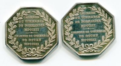 deux pièces commémoratives sur lesquelles figurent les noms de différents pays