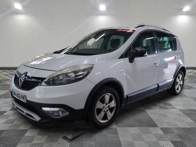 une photo d'une voiture blanche garée dans un garage