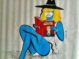 tableau représentant une femme assise sur les toilettes en train de lire un livre