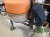 une bétonnière posée sur un chariot dans un garage
