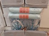 une pile de sacs empilés les uns sur les autres par terre