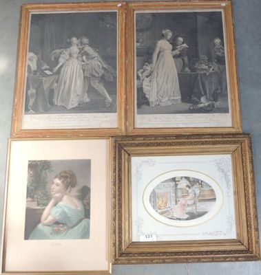 quatre photos encadrées représentant des femmes en robe de soirée, accrochées au mur