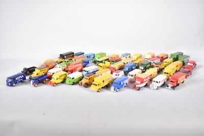 un grand nombre de voitures-jouets sur une surface blanche
