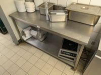 Table en inox à dosseret avec plateau d'entrejambes (photo 2)