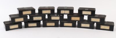 beaucoup de boîtes noires portant des étiquettes dorées