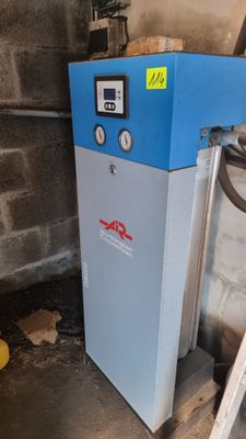 l'image d'une machine installée dans une pièce