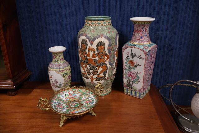 Lot : deux vases Chine modernes en porcelaine, un vase moderne (é...