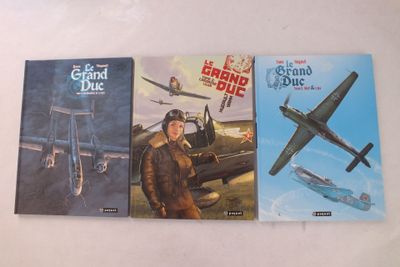 trois livres posés sur une surface blanche, avec un avion en arrière-plan
