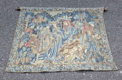 une image représentant une tapisserie accrochée à un mur au rez-de-chaussée