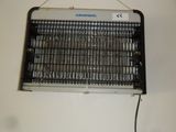 un radiateur électrique noir et blanc accroché au mur