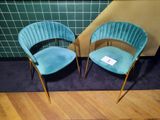 deux chaises placées l'une à côté de l'autre sur le sol