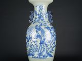 un vase bleu et blanc posé sur une surface noire