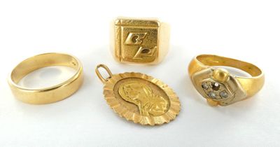 trois bagues en or et une bague surmontée d'un médaillon