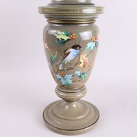 Lampe à pétrole en opaline beige taupe, à décor d'un oiseau … (photo 2)