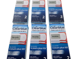 Quatre brosses à dents Clearblue sont alignées sur une surface blanche
