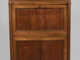 une armoire ancienne en bois avec un plateau en marbre et des tiroirs