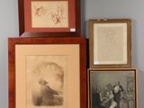 de nombreuses photos encadrées sur le mur de cette pièce
