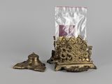 une paire de bougeoirs anciens en laiton et un porte-bougie